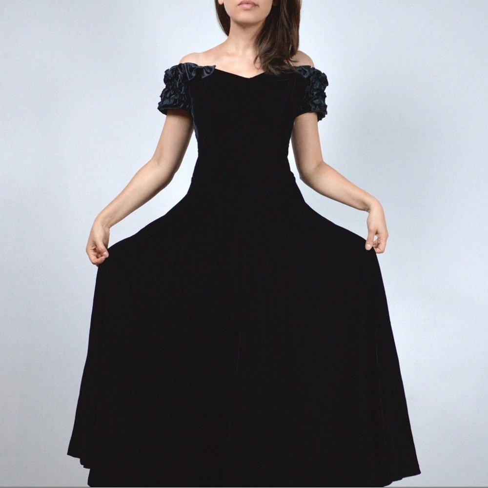 Vintage moda int’l over the shoulder black maxi velvet dress